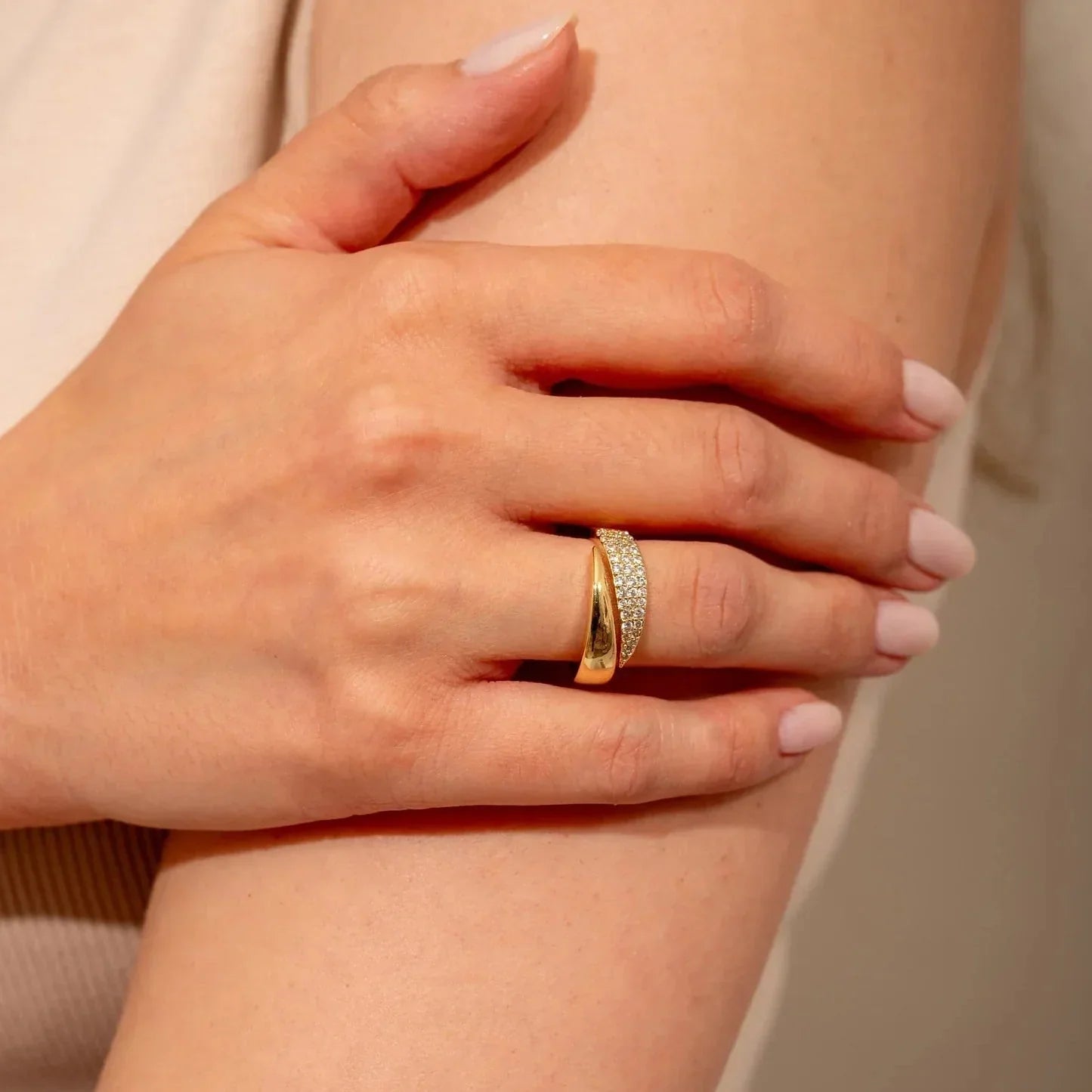 Elegant ring with stunning gemstones
